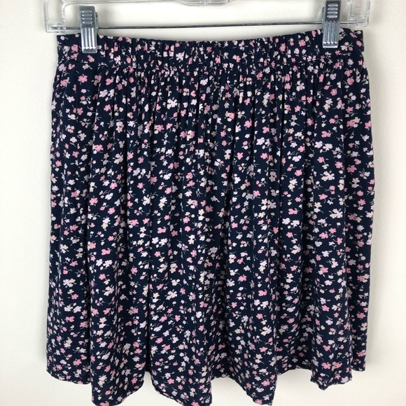 Hollister- Floral button front design skirt size M - Picture 4 of 9